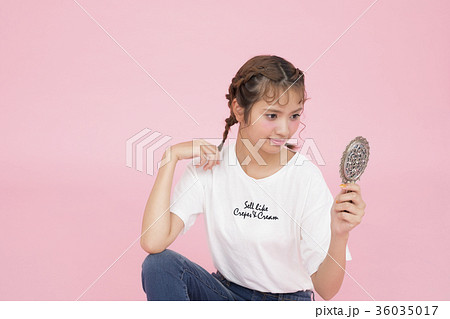 鏡をみる女性 36035017