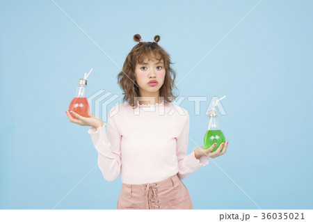 ドリンクを飲む女性 36035021