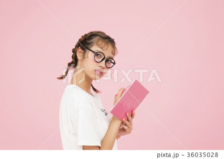 手帳を見る女性 手帳を見る女性 36035028