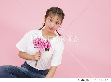 花を持つ女性 36035037