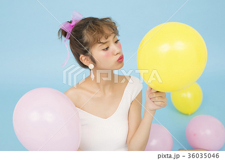 風船を持つ女性 36035046