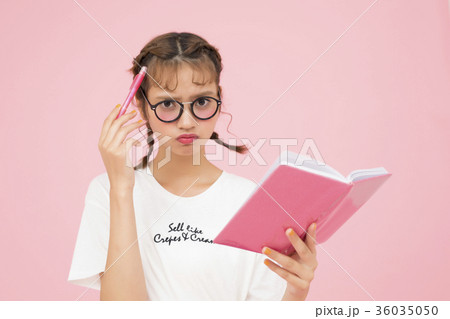 手帳を見る女性 36035050