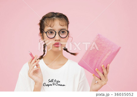 手帳を見る女性 36035052
