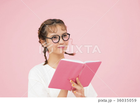 手帳を見る女性 手帳を見る女性 36035059