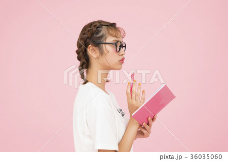 手帳を見る女性 36035060