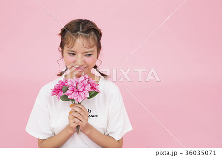 花を持つ女性の写真素材