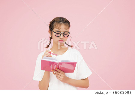 手帳を見る女性 36035093