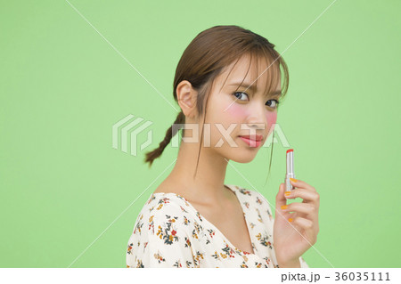 メイクをする女性 36035111