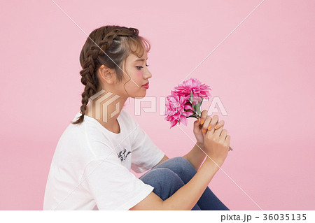 花を持つ女性の写真素材