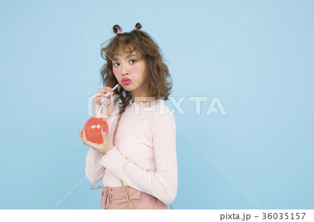 ドリンクを飲む女性 36035157