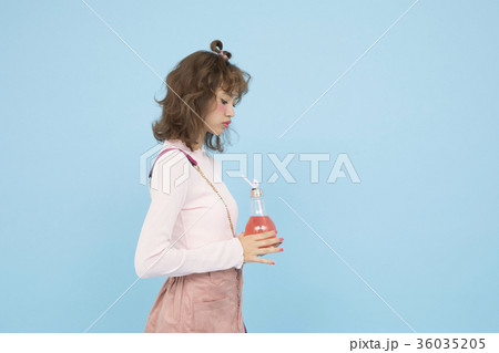 ドリンクを飲む女性 ドリンクを飲む女性 36035205