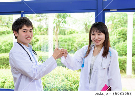 白衣を着た学生 協力 白衣を着た学生 協力 36035668
