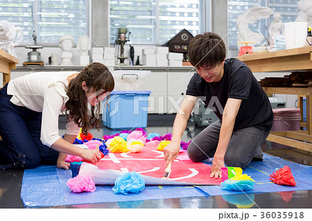 大学生 文化祭 準備 作る の写真素材