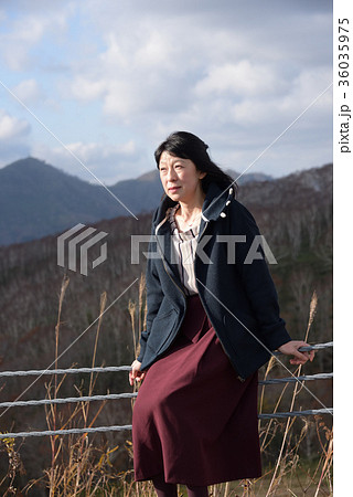 晩秋の高原で女性のポートレートを撮影の写真素材