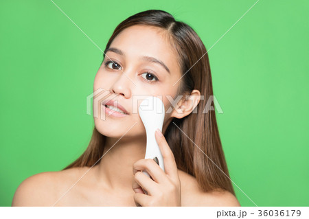 美顔器を使う女性 36036179