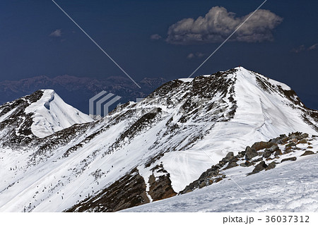 残雪の北アルプス・爺ヶ岳南峰から見る中央峰と北峰 残雪の北アルプス・爺ヶ岳南峰から見る中央峰と北峰 36037312
