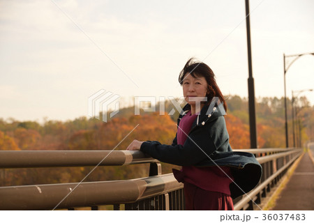 北斗市の橋の上で女性のポートレートを撮影 36037483