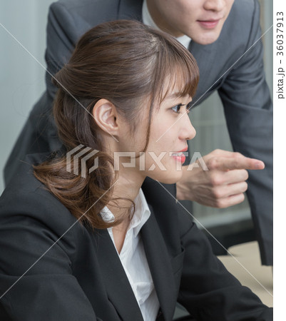業務を教わる女性 業務を教わる女性 36037913