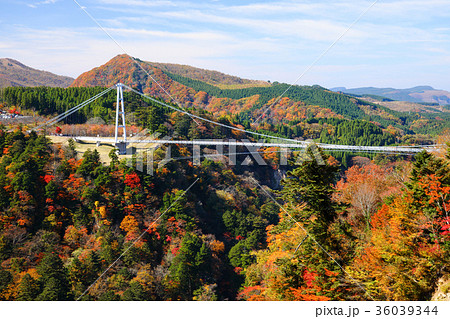 秋　紅葉と九重夢大吊橋　 36039344