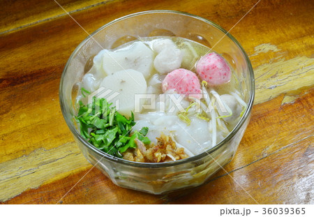 large noodle with pork ball topping fried garlic  36039365