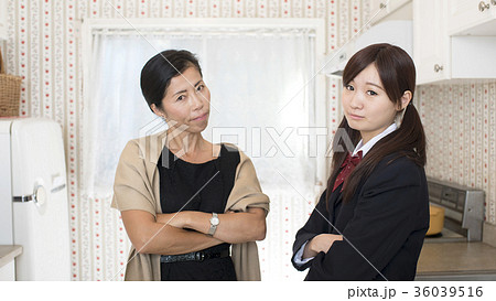 女子高校生 母親 喧嘩 キッチンの写真素材