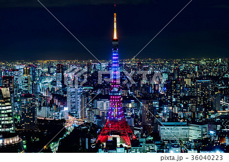 虎ノ門ヒルズから見た東京タワーと夜景の写真素材