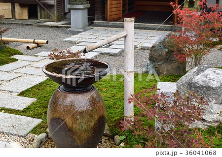 手水鉢（ちょうずばち）」の写真素材 | 41件の無料イラスト画像