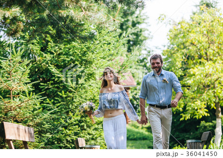 Couple in a moving Couple in a moving 36041450