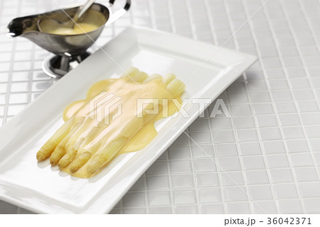 ホワイトアスパラガスのオランデーズソースがけ 36042371
