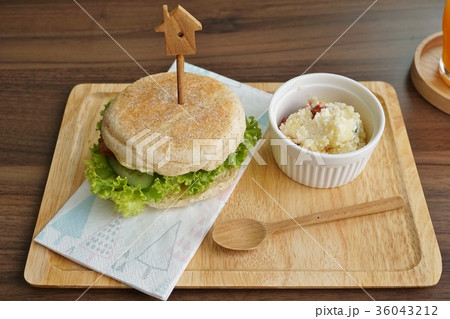 手作りパン、イングリッシュ・マフィンのある食卓(English Muffin) 手作りパン、イングリッシュ・マフィンのある食卓(English Muffin) 36043212