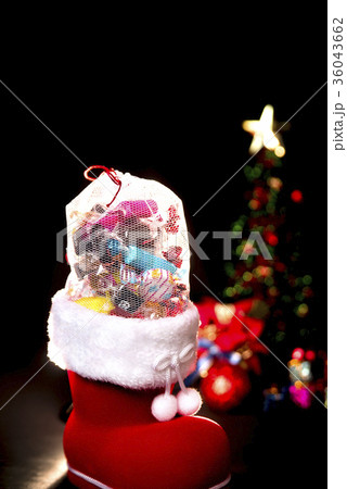 クリスマスイメージ サンタの靴のプレゼント クリスマスイメージ サンタの靴のプレゼント 36043662