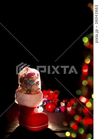 クリスマスイメージ サンタの靴のプレゼント ウォームカラー クリスマスイメージ サンタの靴のプレゼント ウォームカラー 36043663