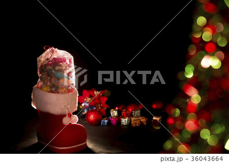 クリスマスイメージ　サンタの靴のプレゼント 36043664