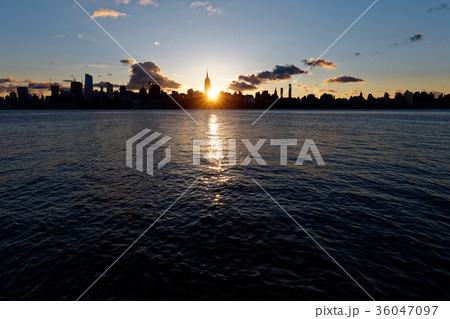 マンハッタンの夜明け　ニュージャージー側より 36047097