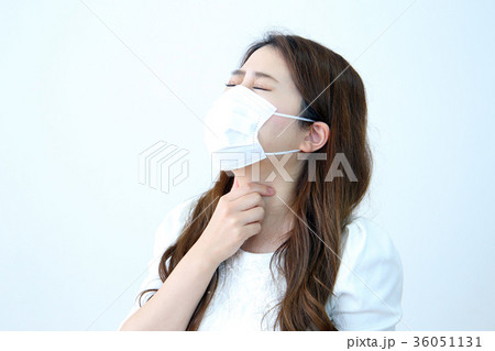 喉が痛い女性 36051131