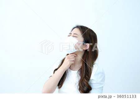 喉が痛い女性 喉が痛い女性 36051133