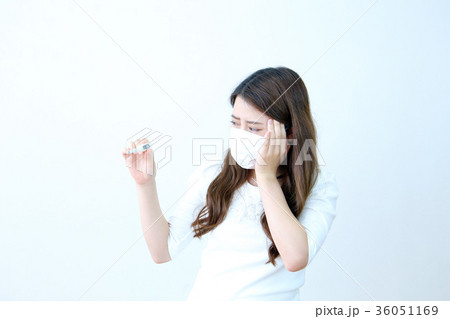 体温計を見る女性 36051169
