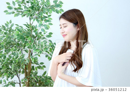 スマートフォンを見る女性 スマートフォンを見る女性 36051212