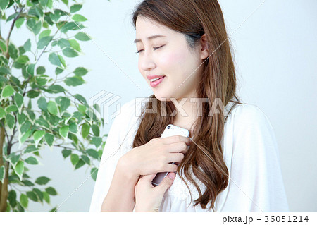 スマートフォンを見る女性 36051214