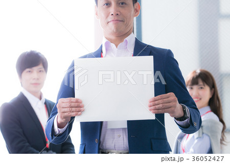 ビジネス コピーボードを持つベテラン社員 ビジネス コピーボードを持つベテラン社員 36052427