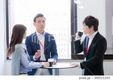 ビジネス　ベテラン社員　休憩 36053205