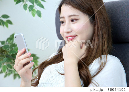 スマートフォンを見る女性 36054192