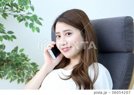 スマートフォンで話す女性 36054207