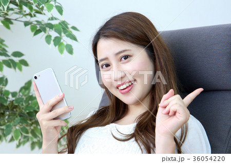 スマートフォンと女性 36054220