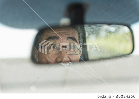 シニア夫婦と海 36054256