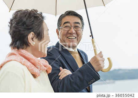 シニア夫婦と海 シニア夫婦と海 36055042