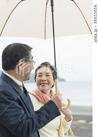 シニア夫婦と海 36055056