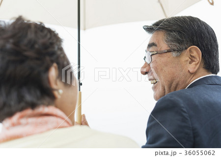 シニア夫婦と海 シニア夫婦と海 36055062