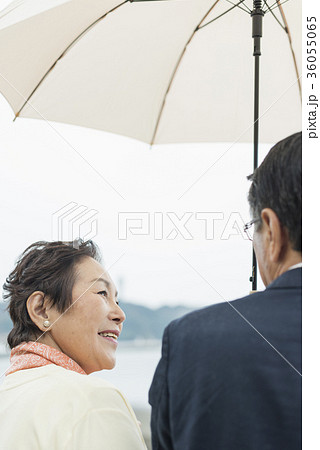 シニア夫婦と海 36055065