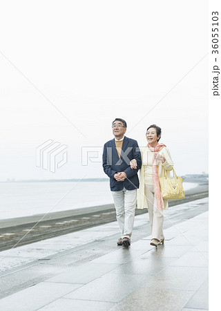 シニア夫婦と海 シニア夫婦と海 36055103